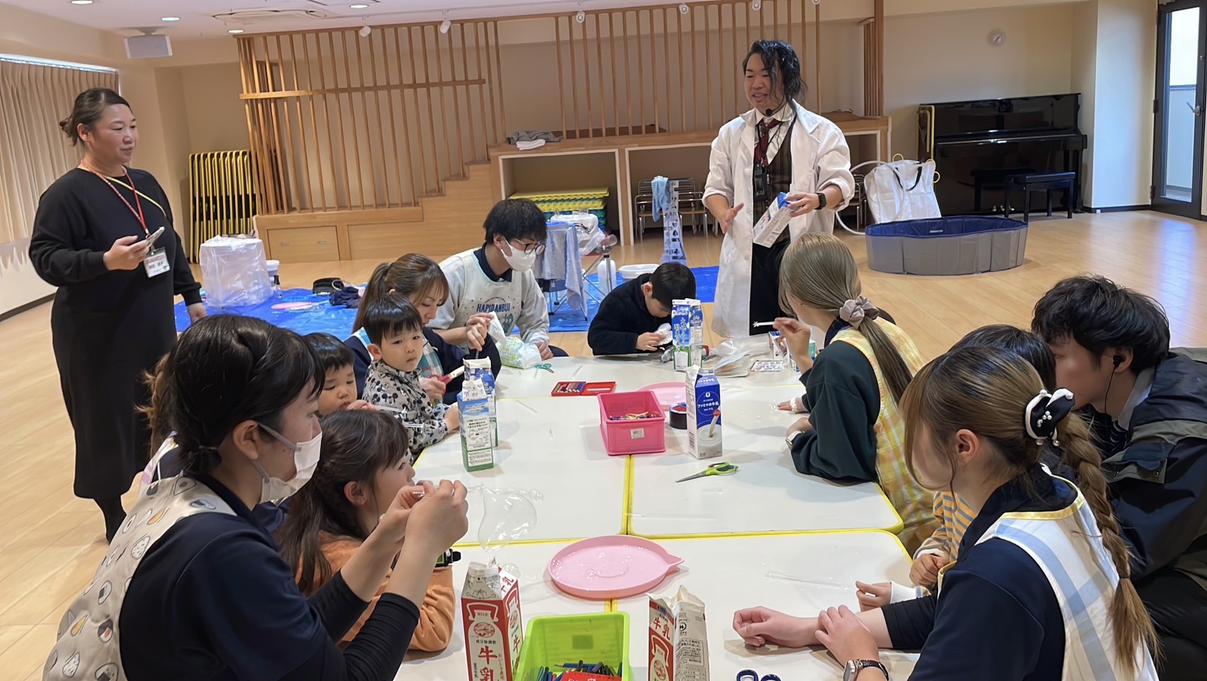 親子で一緒に科学実験に取り組む様子
